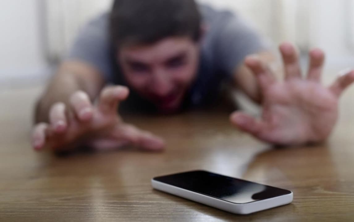 Si sientes miedo al estar incomunicado y sin internet, podrías tener Nomofobia