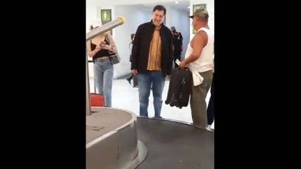 “¡Fuera!” le gritan a Fernández Noroña en el AICM por no traer cubrebocas