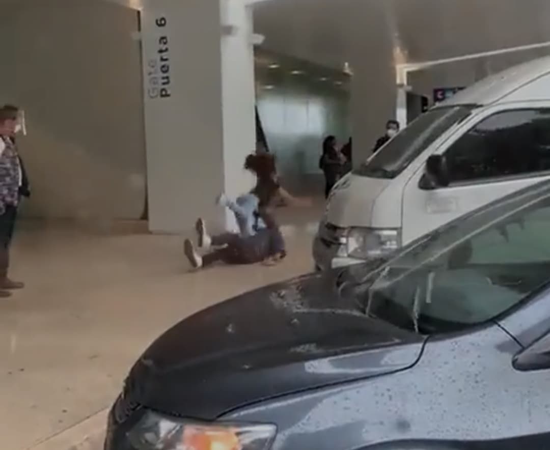VIDEO ÉPICO: Recibe a su novio en el Aeropuerto de Cancún y se dan tremendo guamazo al derrapar