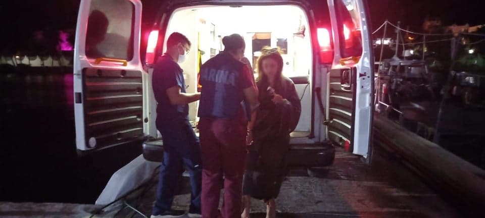 Rescatan a 10 de yate en llamas en Isla Mujeres