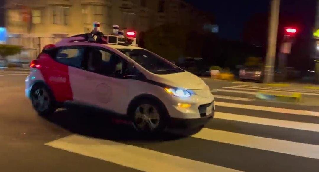 Video: Se viraliza taxi sin chofer que opera en Estados Unidos