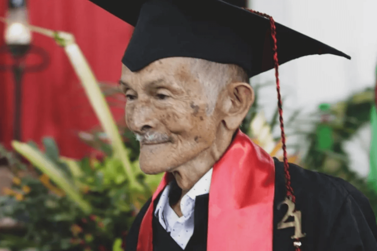 Viral: Hombre de 78 años cumple su sueño y se gradúa de bachiller