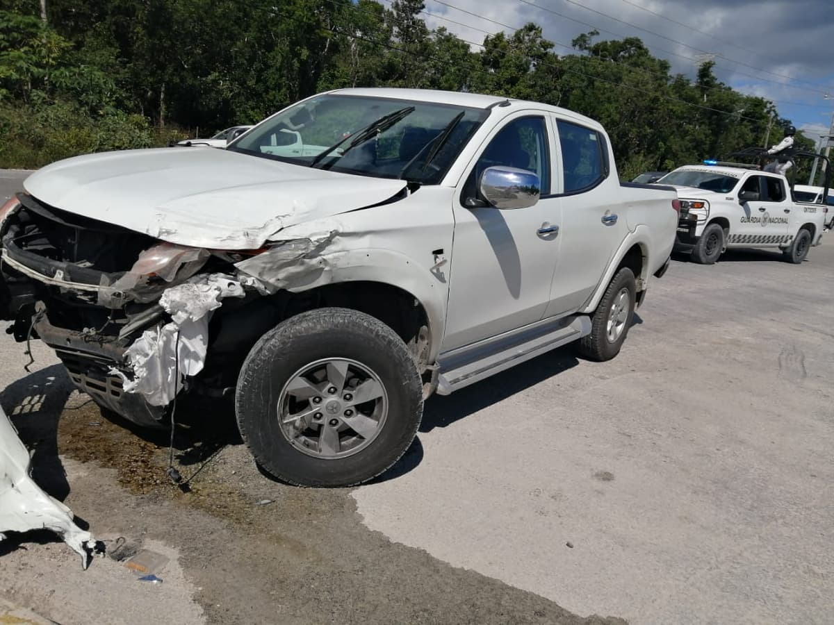 Chocan tres camionetas en carretera de Tulum