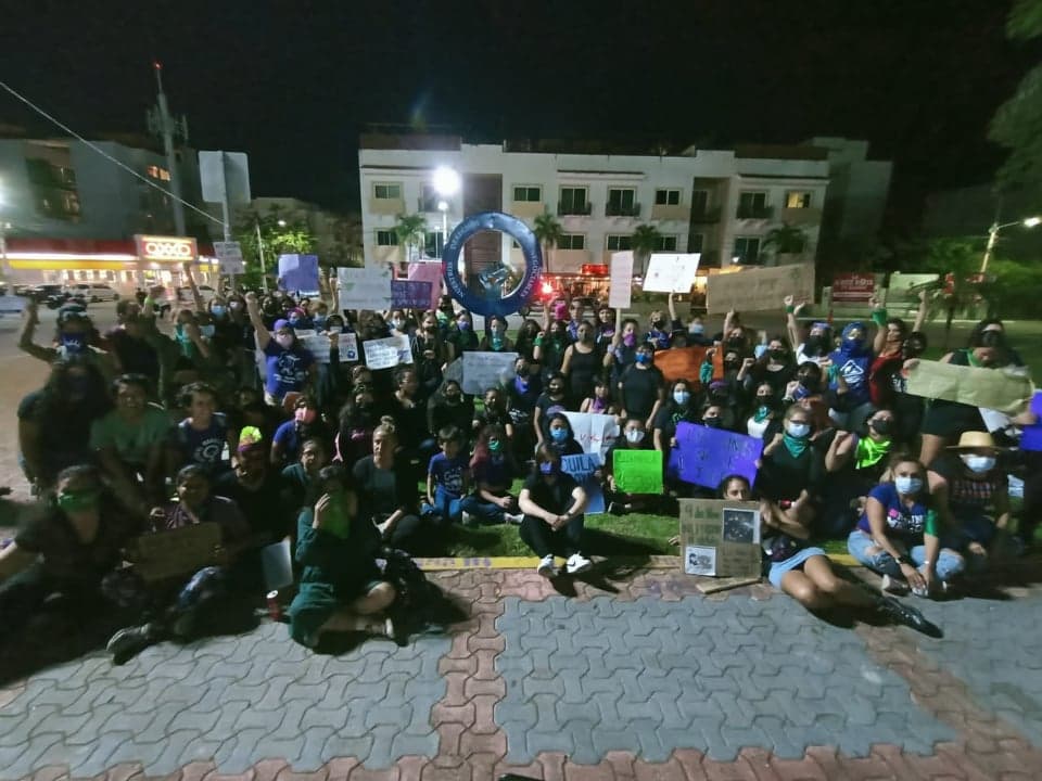 Colocan feministas de Playa del Carmen ‘Antimonumenta’ en la plaza 28 de Julio