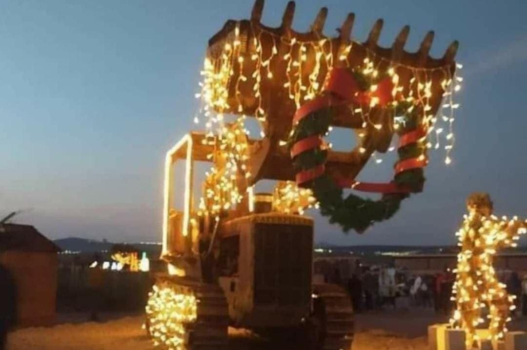 Cobran por ver una grúa abandonada adornada con luces de Navidad