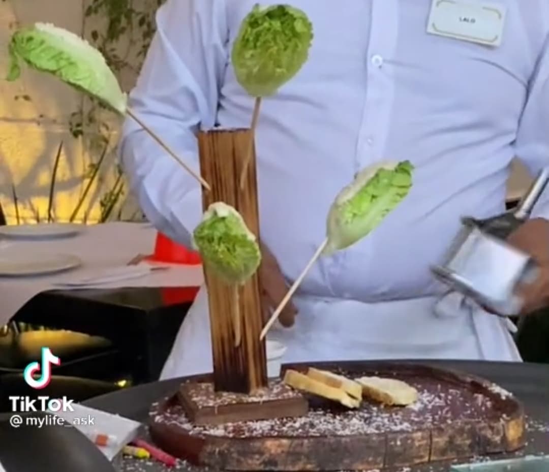Pide ensalada en lujoso restaurante y le llevan brochetas de lechuga