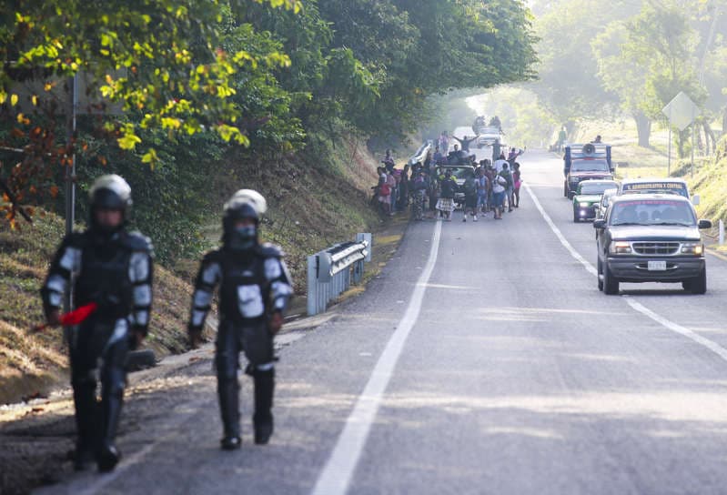 Migrantes en protesta bloquean carretera en Chiapas