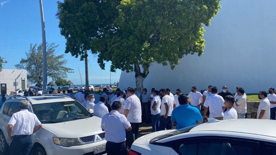 Taxistas se congregan frente al Congreso del Estado, por posible regularización de mototaxis