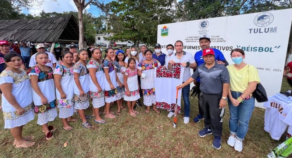 Gestiona Marciano Dzul Caamal con empresarios uniformes para Liga de Béisbol Zona Maya