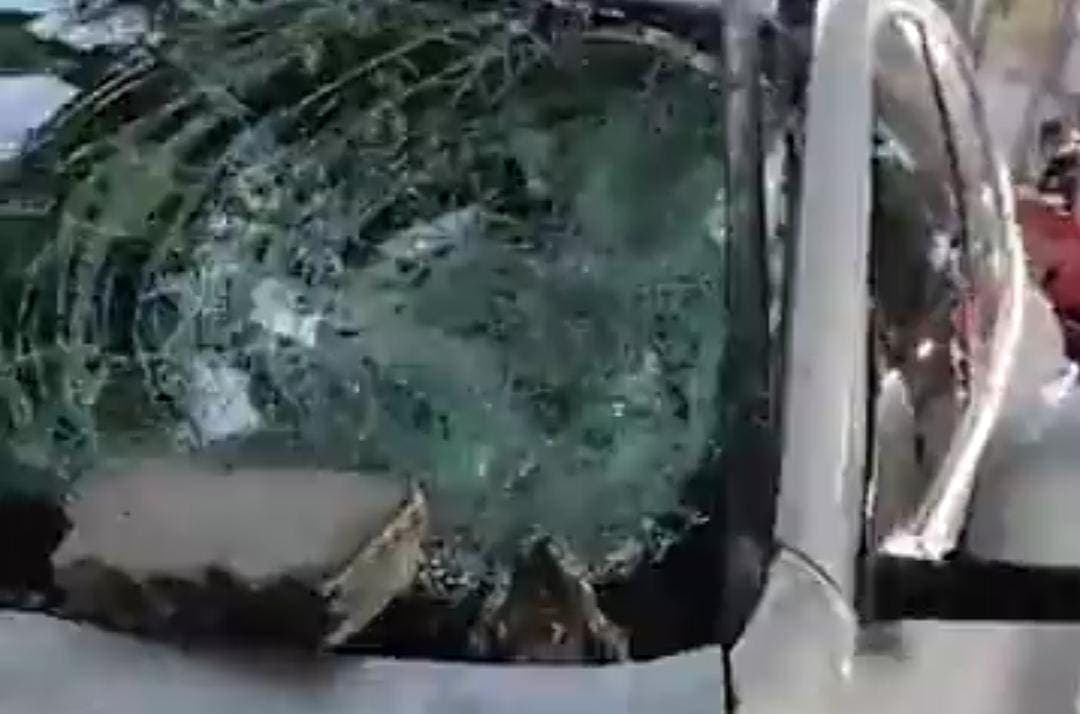 Video: Piedra le cae a auto desde segundo piso del Periférico en la Cdmx