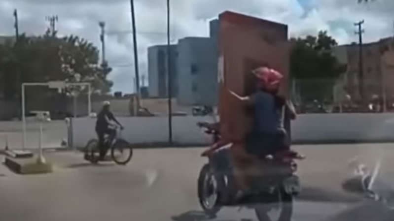 Pareja compra una pantalla plana y se les cae mientras van en motocicleta