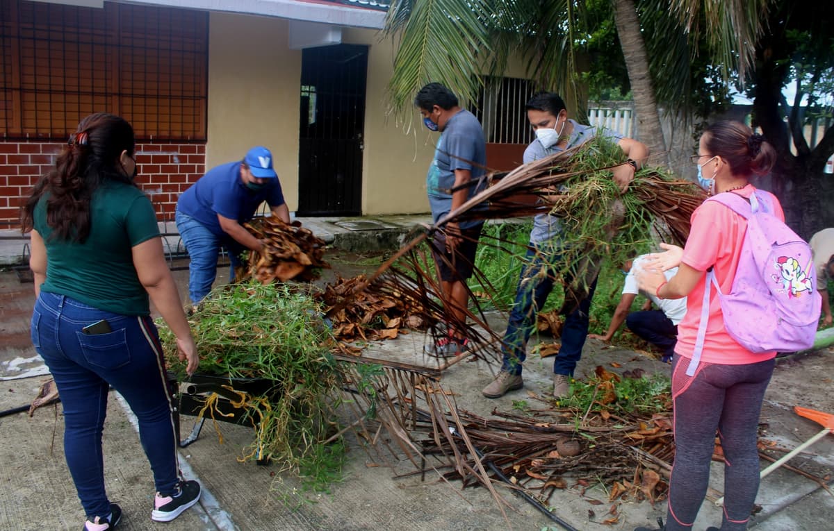 Organiza gobierno de Puerto Morelos jornada de limpieza en la telesecundaria “Ramón Bravo Prieto”