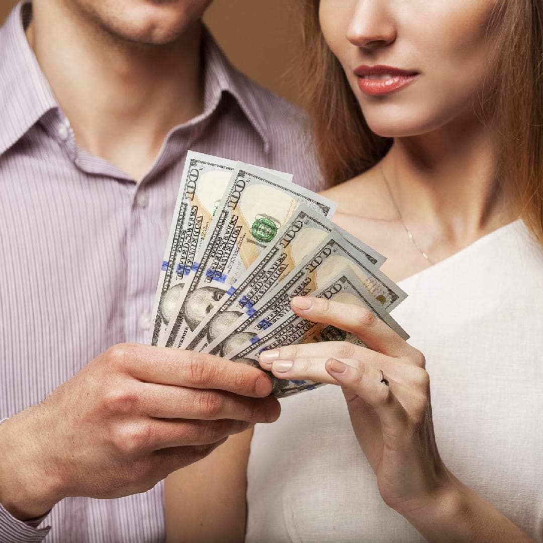 Una mujer engaña a su esposo diciéndole que tiene Alzheimer y roba todo su dinero