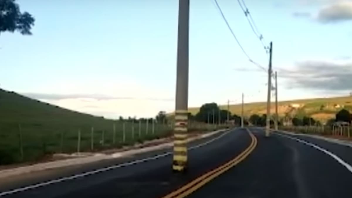 ¡Ingeniería de punta! Inauguran una autopista con postes de luz en el medio de la vía