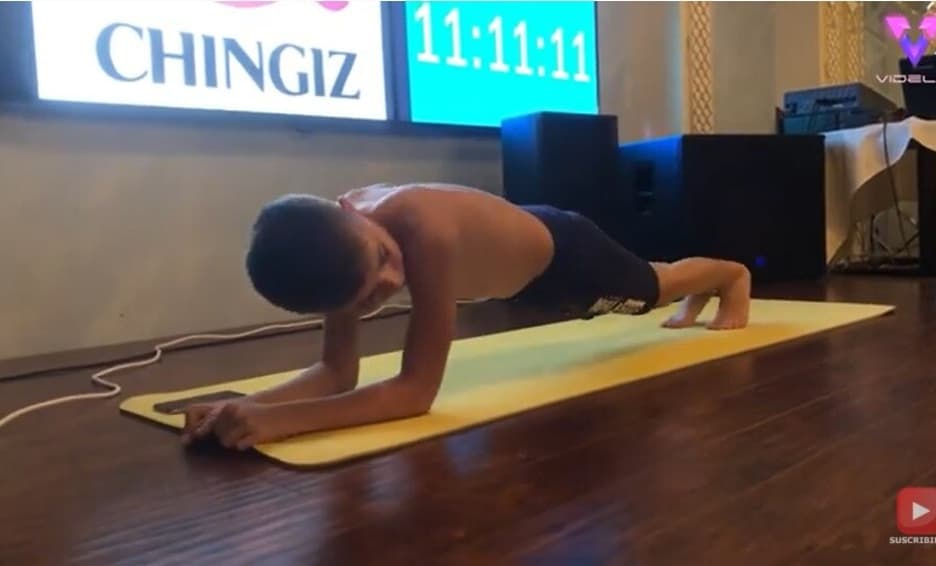 Video de un niño se hace viral al romper el récord de la 'plancha' más larga de la historia