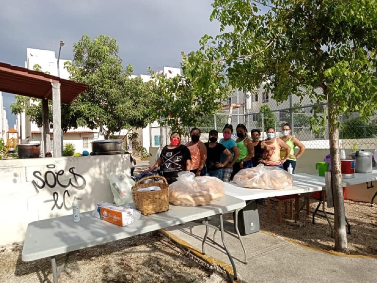 Equipo Boot Camp de Paseos de Mar, sirve comida gratuita a abuelitos en Cancún