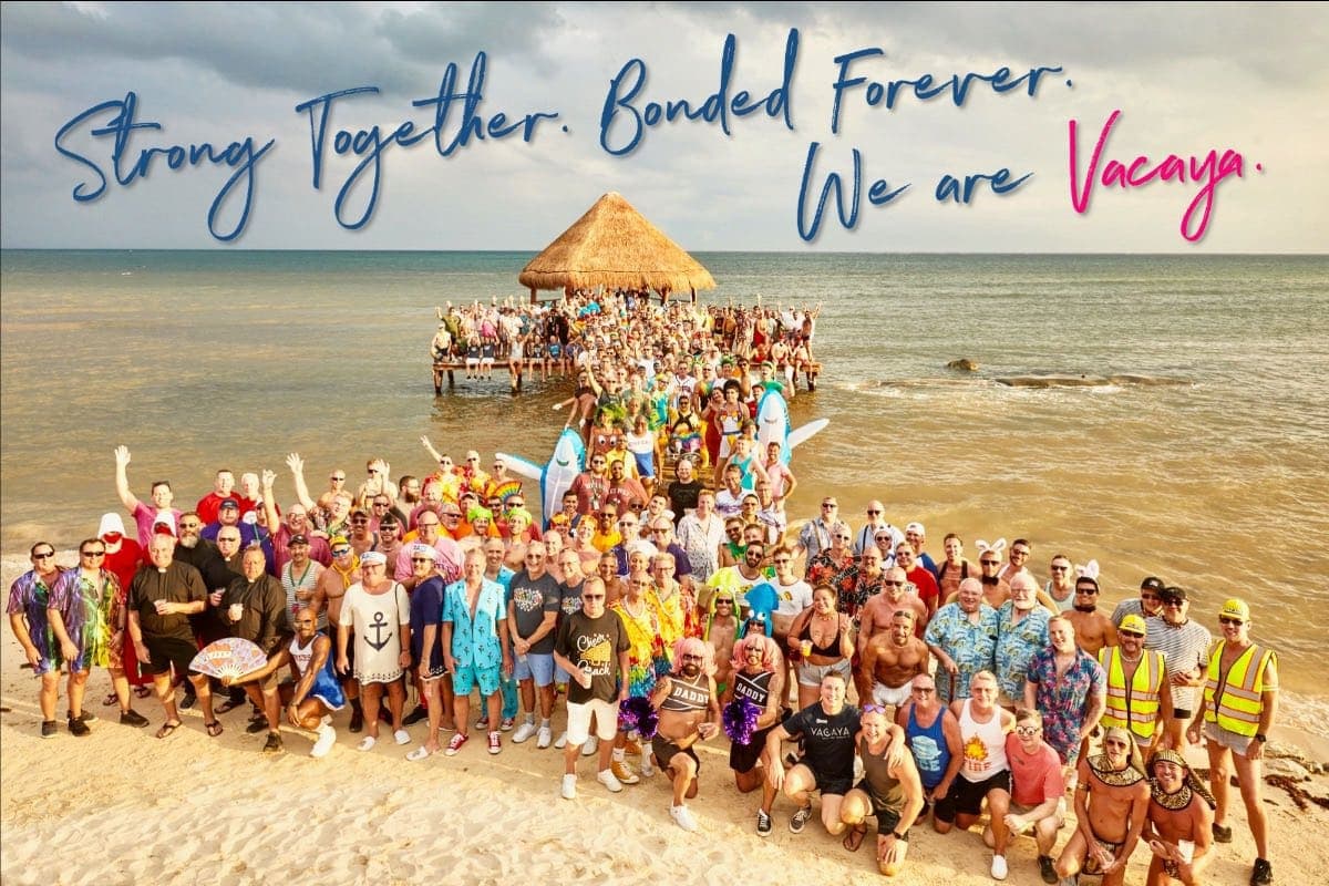 Turistas que vivieron balacera en el Hyatt Ziva Puerto Morelos posan en foto grupal