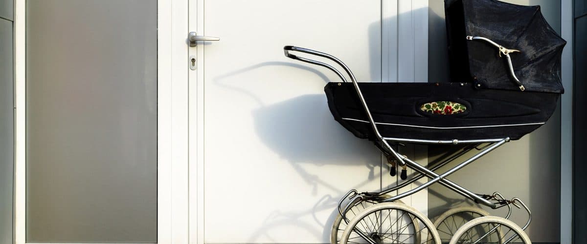 Una mujer pasea a su bebé muerto en una carriola en Aguascalientes