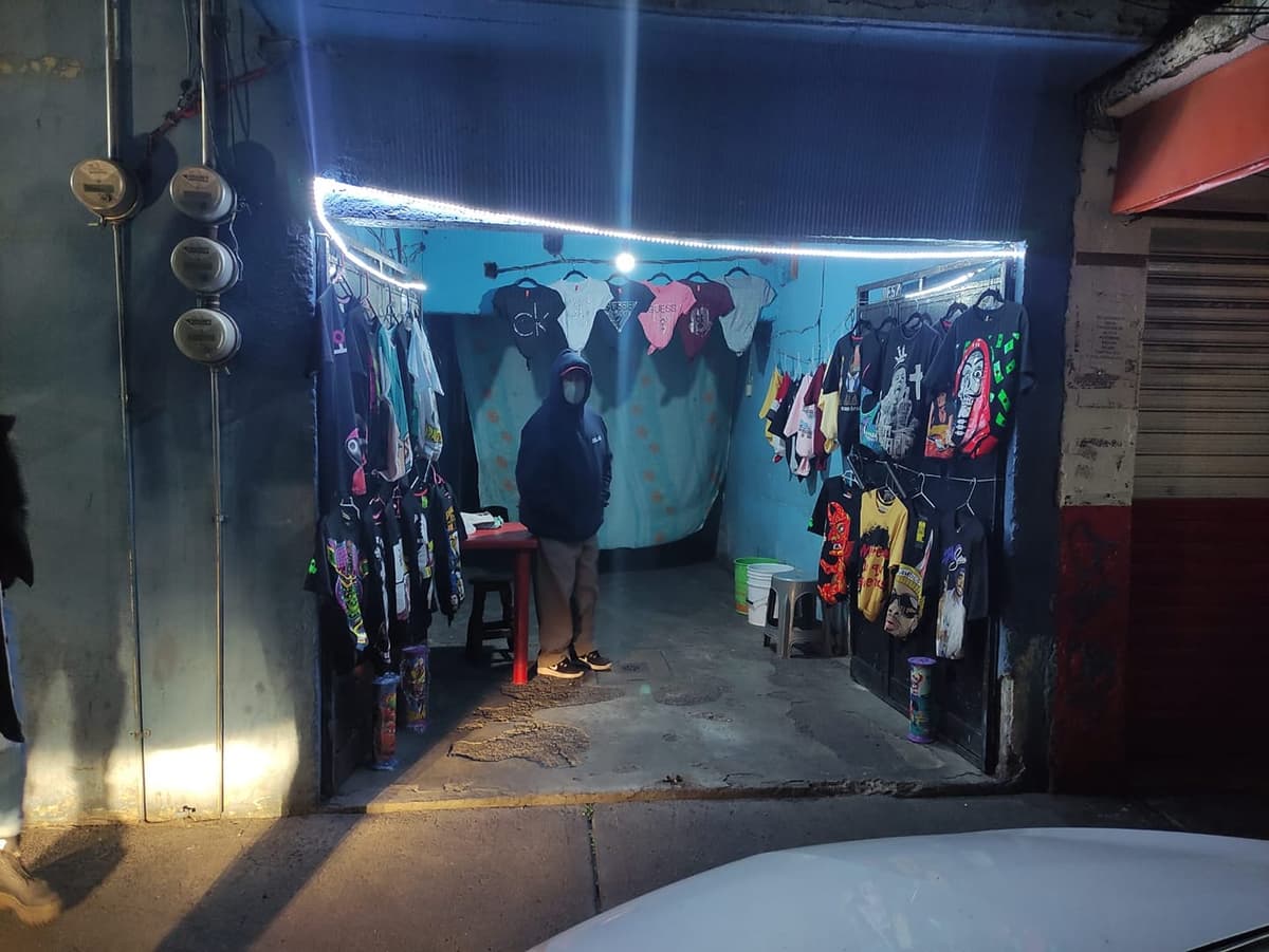 CDMX: Nieto pide ayuda para su abuelito, invirtió toda su pensión en playeras y no ha vendido