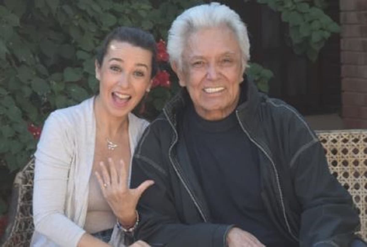 Se compromete Alberto Vázquez con su novia 43 años más joven que él