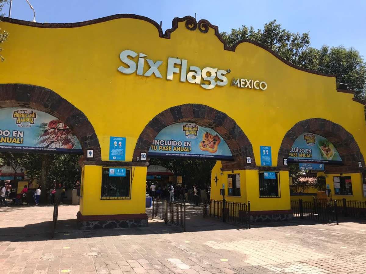 Six Flags respondió: Eliminarán política que impedía ser “demasiado afectuosos”