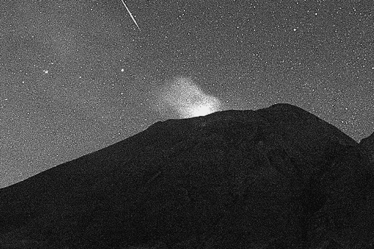 ¡Fantástico! Captan una estrella fugaz cerca del volcán Popocatépetl