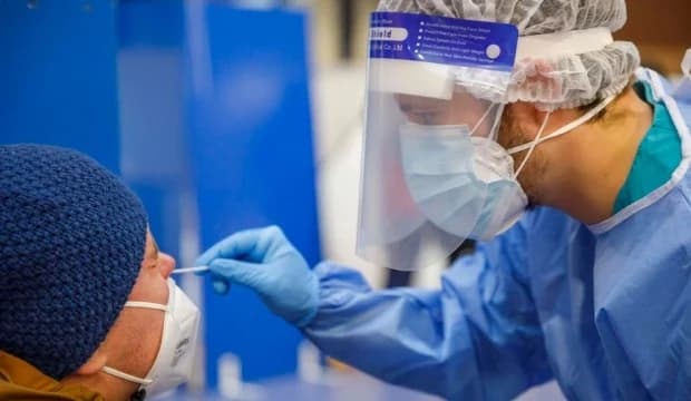 El mundo alcanza récord de casos diarios de COVID