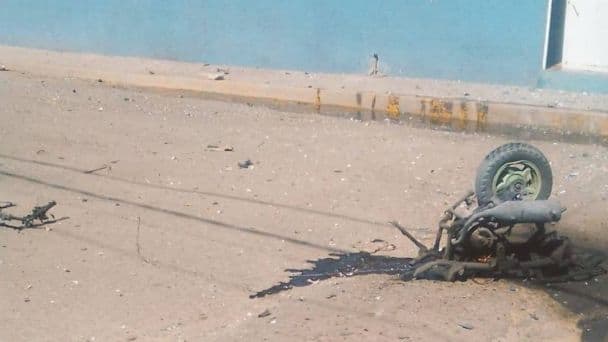 Estallido de material pirotécnico parte en dos una motoneta en Tultepec