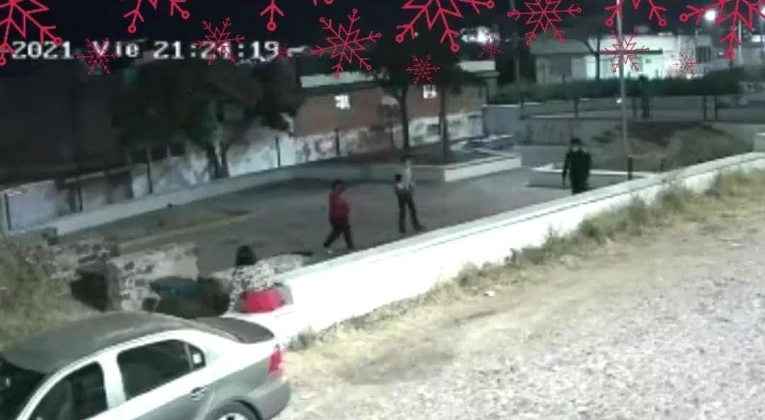 Video: Cae un menor en coladera abierta en Querétaro