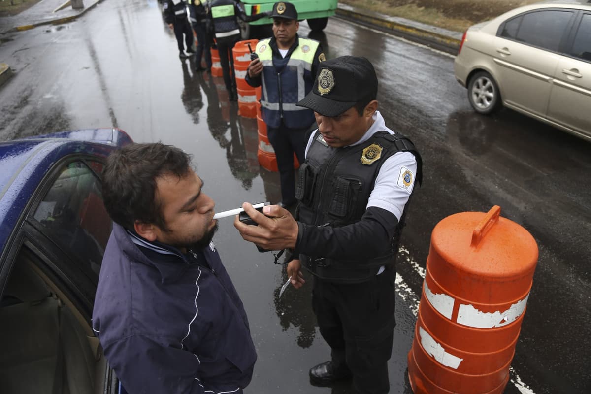 Suspendidos dos policías ebrios por armar trifulca en revisión de alcoholímetro