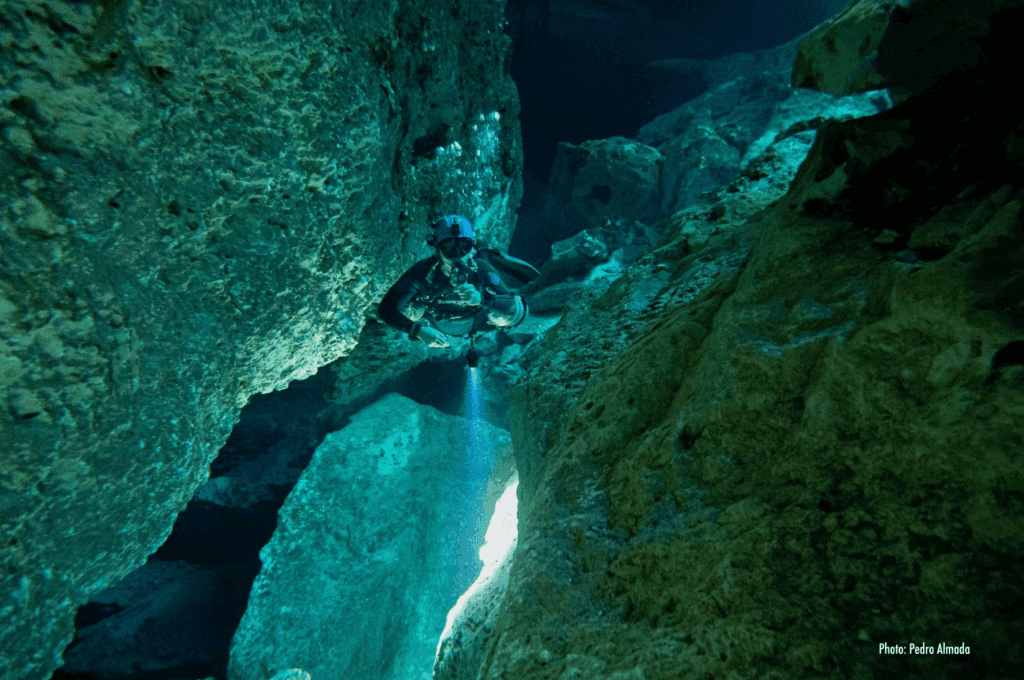 Investigadora mexicana sumerge a científicos del mundo al Gran Acuífero Maya durante ponencia ganadora del tercer lugar