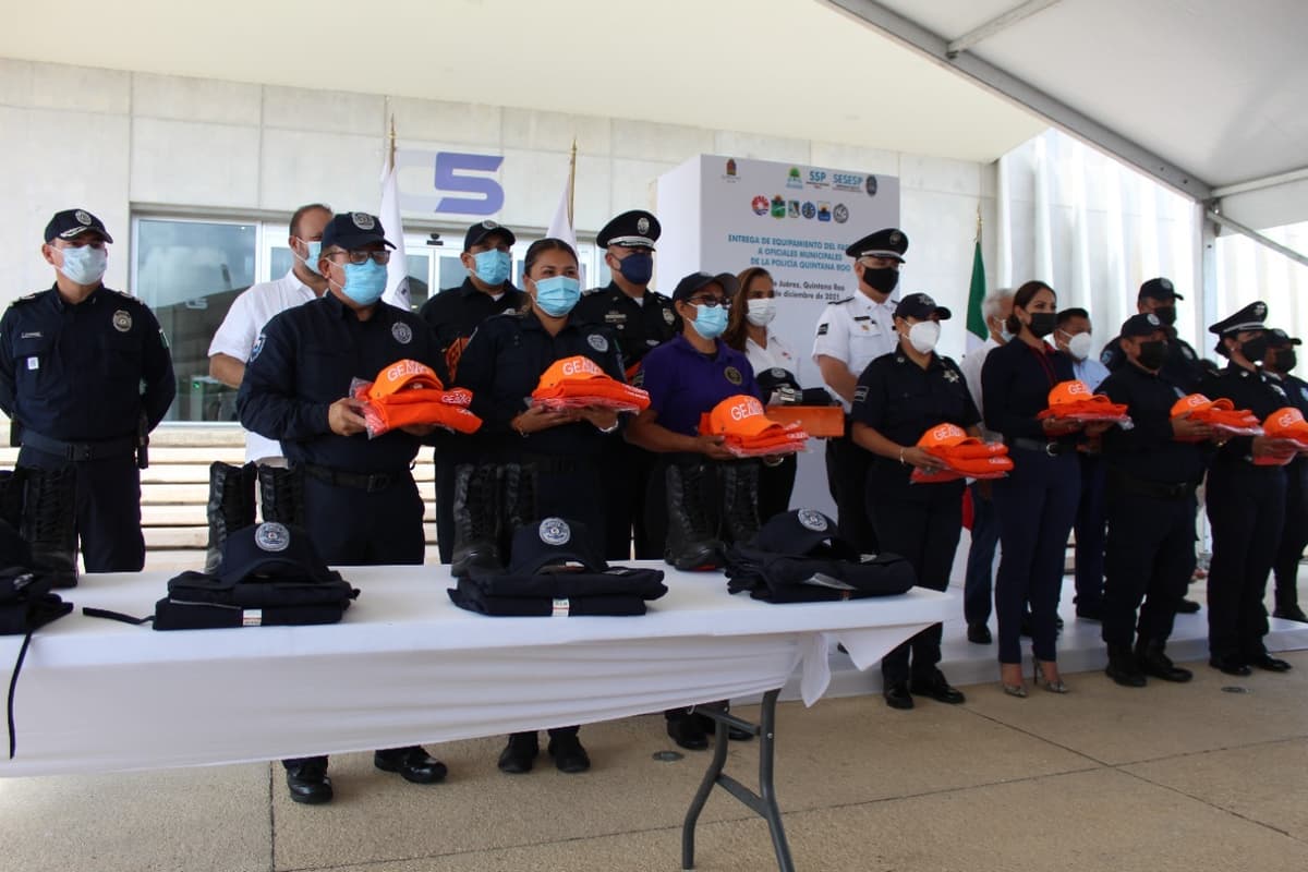 Más equipamiento y uniformes para corporaciones policiales que protegen a la gente