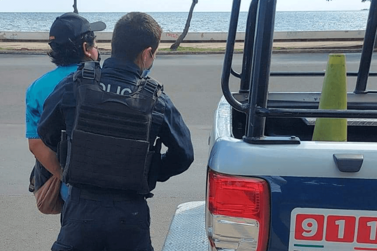 ¡COCHINÓN! Lo detienen por masturbarse en la calle frente a mujer en Chetumal