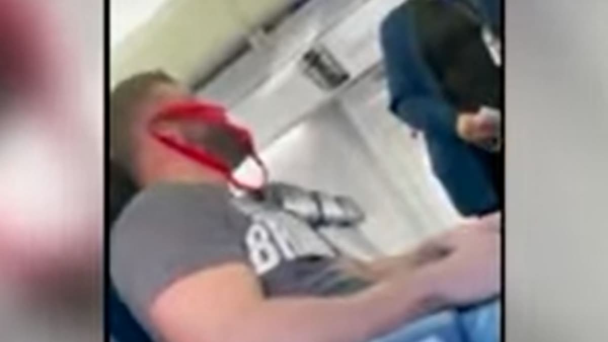Expulsan a pasajero de avión por usar ropa interior femenina en vez de cubrebocas