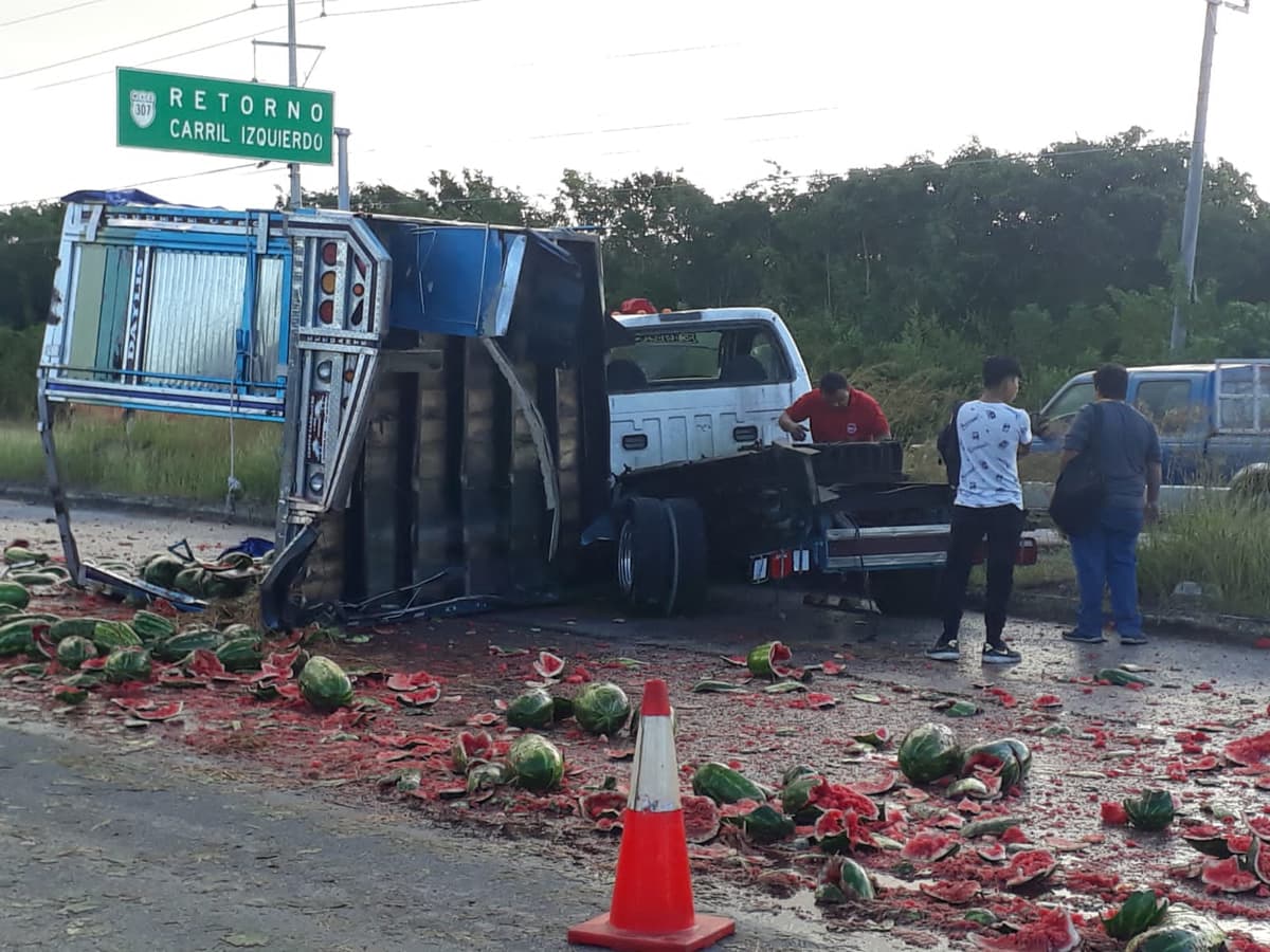 Vuelca camión con sandías y no hay rapiña... porque estaban aplastadas