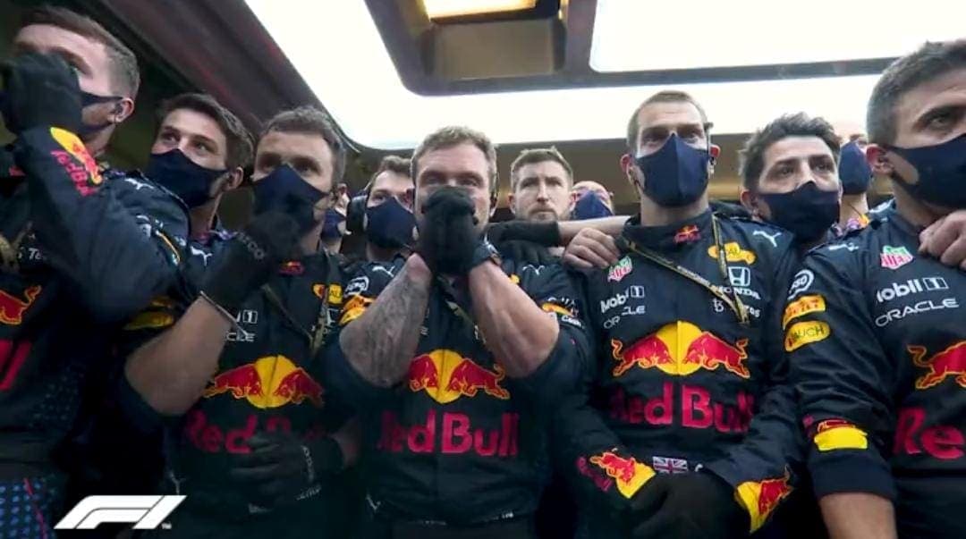 Video: Así vivieron los mecánicos de Red Bull el triunfo de Max Verstappen