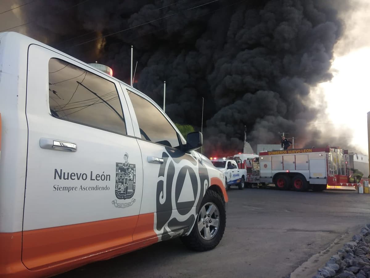 Desalojan a 30 familias por fuerte incendio en bodega de Nuevo León