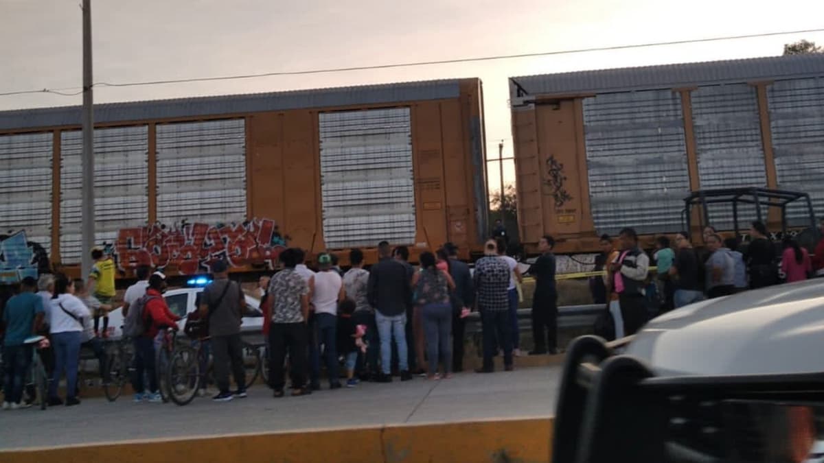 Auto intenta ganarle a un tren en Guanajuato, pierden la vida cuatro menores de edad