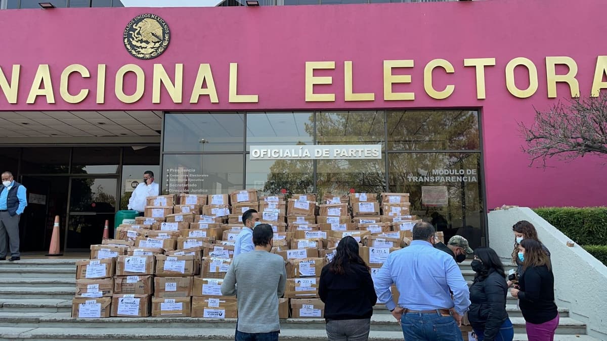 Hacen entrega al INE de más de 1 millón de firmas para la revocación de mandato