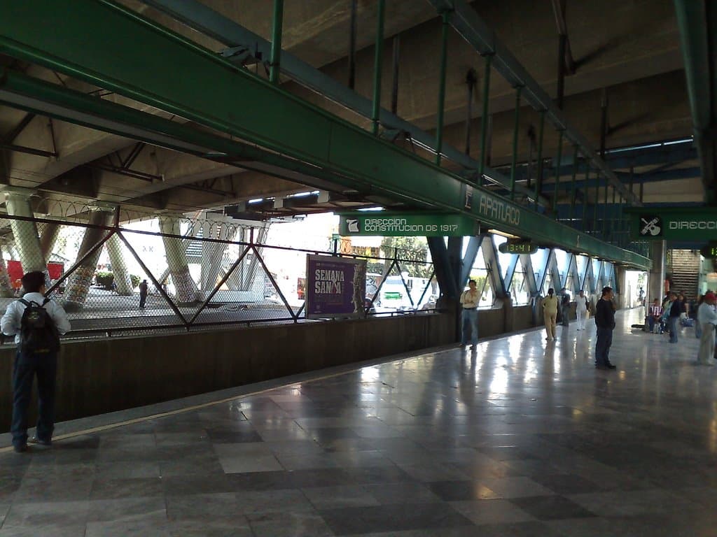 Rescatan a mujer que subió a estructura de la estación Apatlaco y amenazó con aventarse