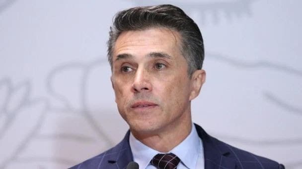 Sergio Mayer dice que lo confundieron con Charly López y por eso aparece en el libro de Anabel Hernández