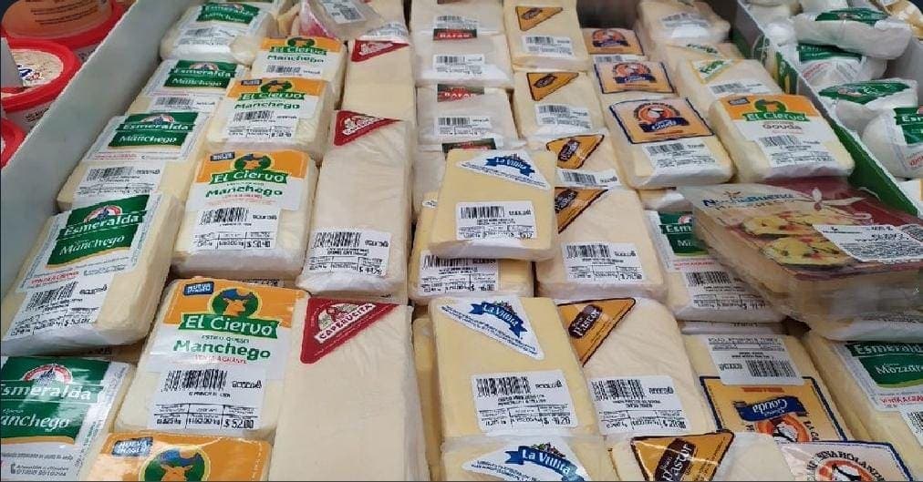 Aumenta el consumo de quesos 'plásticos'; expertos explican por qué