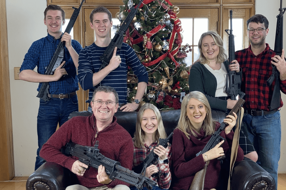 Congresista desata polémica por foto familiar de Navidad posando con armas