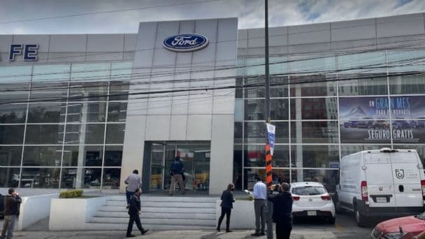 Mujer usa “gotera” para dormir al guardia de una agencia automotriz y roba 400 mil pesos