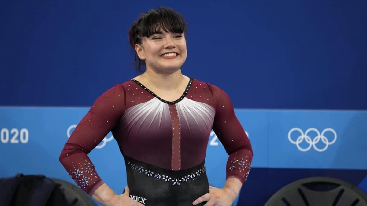 Alexa Moreno se graduó de arquitecta y muestra con orgullo su título en las redes