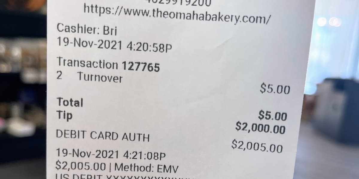 Un cliente hace un pedido de 5 dólares en una panadería y deja una propina de 2.000