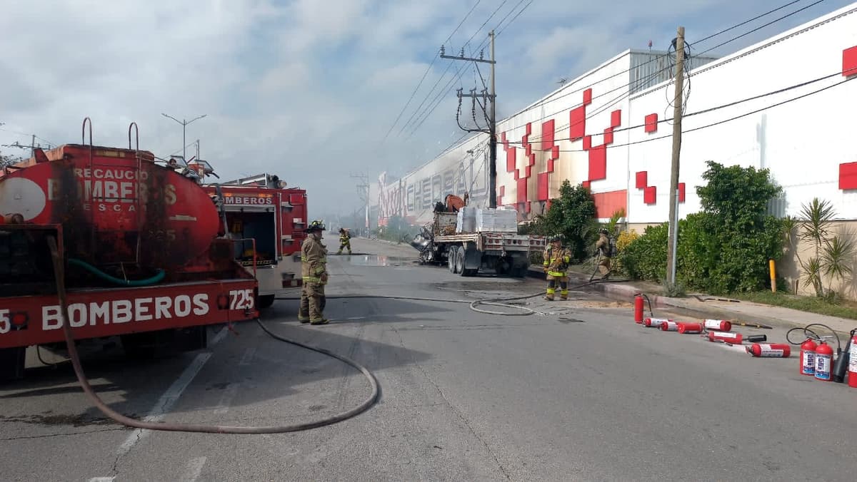 Se incendia camión afuera del Chedraui de Puerto Aventuras