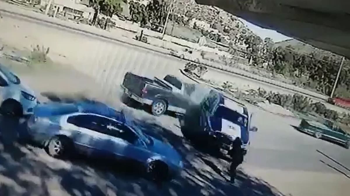 VIDEO: Así fue como hombre choca patrulla y oficial sale 'volando