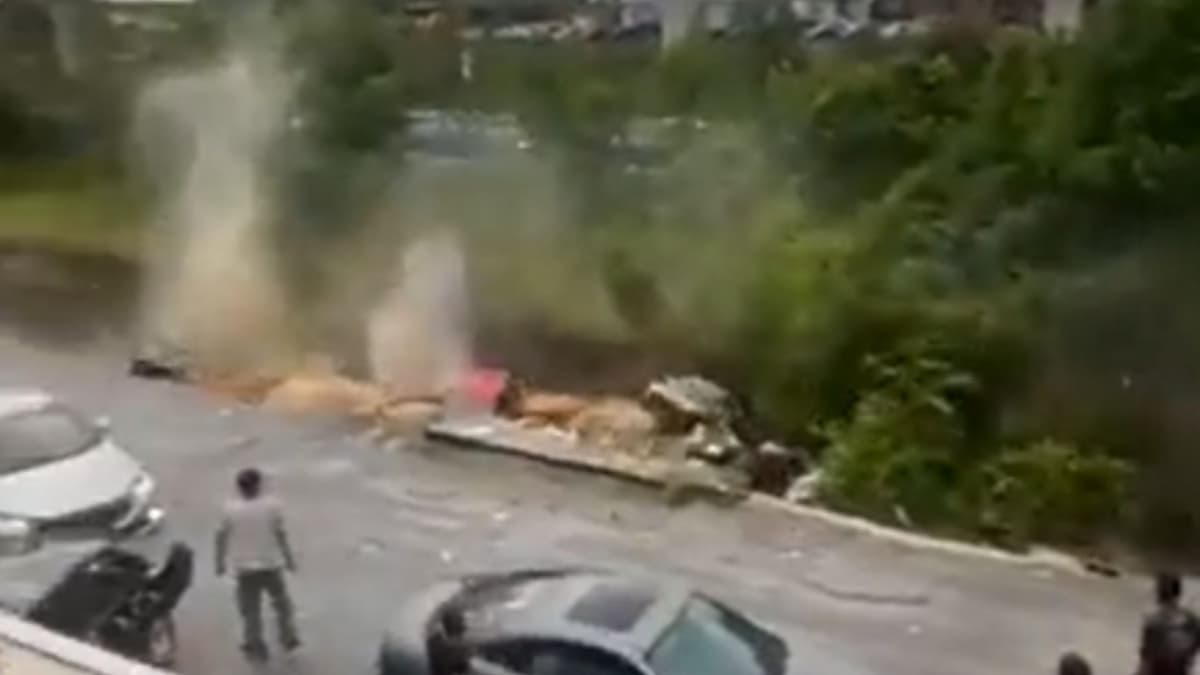 VIDEO: Deslizamiento de tierra en una calle 'se traga' 5 autos en segundos