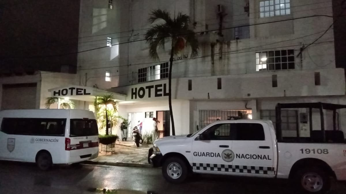 Aseguran al menos 25 migrantes indocumentados en hotel de Cancún
